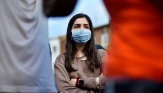 امرأة ترتدي كمامة - أرشيفية