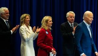 بايدن مع أفراد عائلة كينيدي