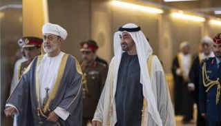 الشيخ محمد بن زايد آل نهيان خلال استقباله سلطان عمان