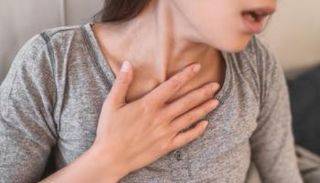 سيدة تعاني من أعراض الحساسية 