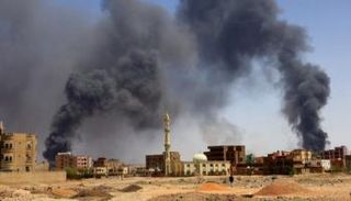 دخان يتصاعد عقب قصف شمال الخرطوم