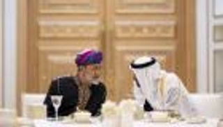 محمد بن زايد يقيم مأدبة عشاء تكريما لسلطان عمان