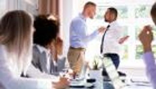 10 علامات تخبرك أن مديرك متنمر.. إليك طرق التعامل مع زميل العمل المتنمر