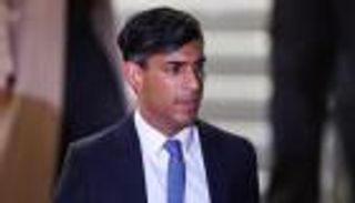 سيف الترحيل على رقاب المهاجرين في بريطانيا.. رسميا