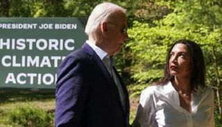 بايدن خلال اللقاء مع ألكسندريا أوكاسيو كورتيز 