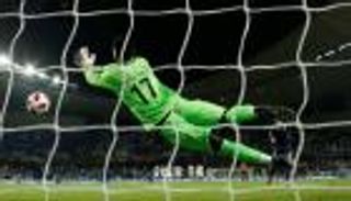 دموع خالد عيسى تلخص ملحمة العين في ليلة إقصاء الهلال (فيديو)