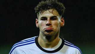 أمين شياخة المهاجم المنحدر من أصول جزائرية