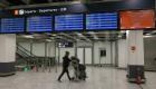 إلغاء آلاف الرحلات.. شلل في مطارات فرنسا لهذا السبب (صور)