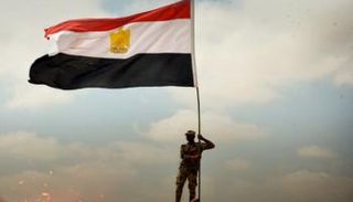 جندي مصري يرفع العلم في سيناء