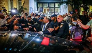 بن غفير في وسط المتظاهرين