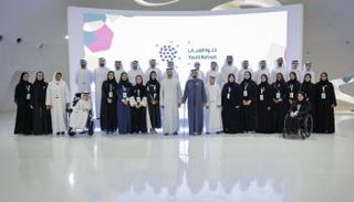 الشيخ محمد بن راشد آل مكتوم يتوسط عددا من المشاركين في "خلوة الشباب"