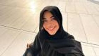 يارا السكري بالحجاب أمام الكعبة (صور)