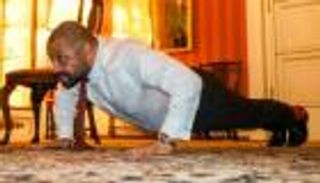 بـ100 تمرين ضغط يوميا.. وزير داخلية بريطانيا يدعم «تحدي الخير»