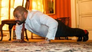 كليفرلي يقوم بتمرين الضغط