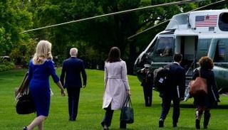 بايدن متجها للمروحية برفقة مساعديه