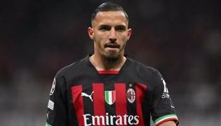 إسماعيل بن ناصر لاعب وسط ميلان