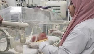 «صابرين الروح» أثناء تلقيها الرعاية في قسم الخدج