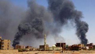 تصاعد الدخان من موقع تعرض للقصف بالسودان