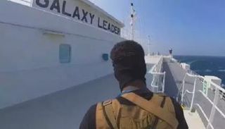 مسلح حوثي على متن سفينة قرصنتها المليشيات الإرهابية في وقت سابق