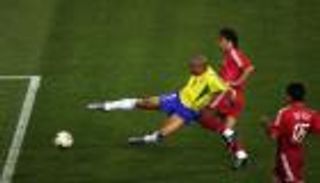 بعد 22 عاما.. نجم الأهلي يستنسخ هدف رونالدو الظاهرة (فيديو)