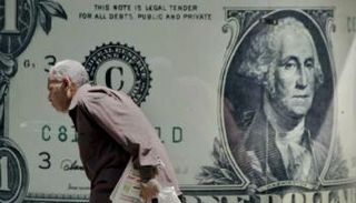 شخص مار أمام إحدى شركات الصرافة - أرشيفية