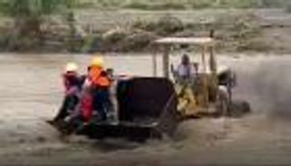 شاب ينقذ 4 أشخاص علقوا وسط السيول بالسعودية.. فيديو يحبس الأنفاس