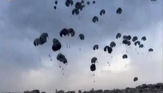 جانب من إسقاط المساعدات على غزة