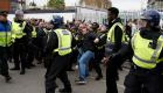 الجانب المظلم من ديربي توتنهام وأرسنال.. ضرب بين الشرطة والجماهير (صور)