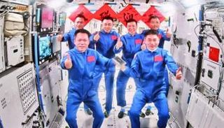 لقاء في محطة «شنتشو 18» الفضائية