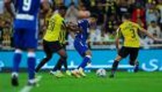 ببطولات طارق حامد.. جماهير الاتحاد تسخر من الهلال