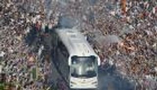 كادت تسبب حادثا.. حافلة ريال مدريد تثير أزمة قبل صدام بايرن ميونخ (فيديو)