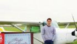 التحليق بطائرة.. وسيلة غريبة للفرحة بهبوط فريق 