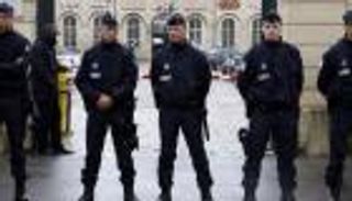 «خطر إرهابي».. فرنسا تشدد إجراءات الأمن حول دور العبادة