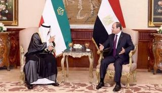 الرئيس المصري عبدالفتاح السيسي والشيخ مشعل الأحمد الجابر الصباح أمير الكويت
