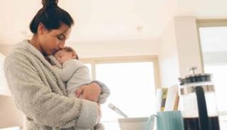 أم تحتضن طفلها الصغير