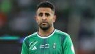 بالأرقام.. رياض محرز يحرج أسطورة الأهلي السعودي