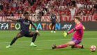 83 دقيقة تكفي.. فينيسيوس يختصر تاريخ ميسي أمام مانويل نوير (فيديو)