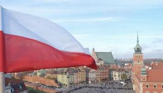 علم بولندا في العاصمة وارسو