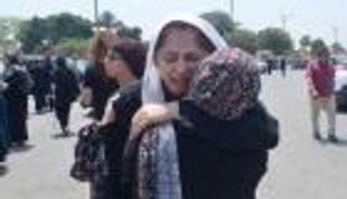 ريم أحمد تنهار بالبكاء في جنازة والدتها