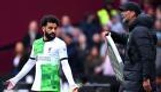 بين اللامبالاة والسعادة.. محمد صلاح يثير حيرة جماهير ليفربول (فيديو)