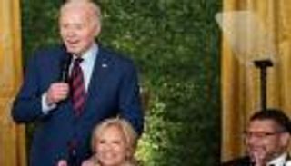 بعبارته المشهورة.. بايدن يقتحم أول عشاء رسمي تقيمه زوجته