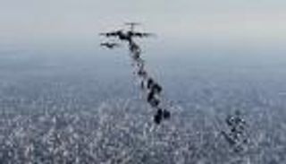 «مظاهرة حب» فلسطينية للإمارات تستقبله.. الإسقاط الـ45 لـ«طيور الخير»