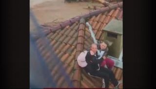 لحظة إنقاذ عالقين بطائرة هليكوبتر