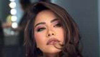 شيرين في الكويت لإحياء حفل ضخم.. أخفت وجهها بالكمامة وشعرها بالحجاب