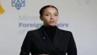 أوكرانيا تبتعد عن الواقع.. متحدثة افتراضية في «حرب وجود»