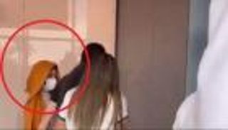 شيرين تتخفى في مطار الكويت بالحجاب والكمامة.. ما القصة؟ (فيديو)