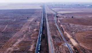 شاحنات المساعدات تقف قرب الحدود مع قطاع غزة في رفح المصرية