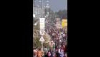 أين المفر؟.. آلاف الفلسطينيين يغادرون رفح سيرا على الأقدام (فيديو)