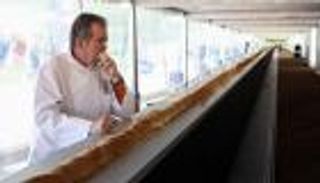 «أطول رغيف خبز».. فرنسا تدخل موسوعة غينيس