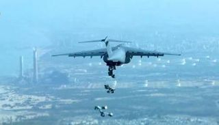 جانب من إسقاط المساعدات على غزة 